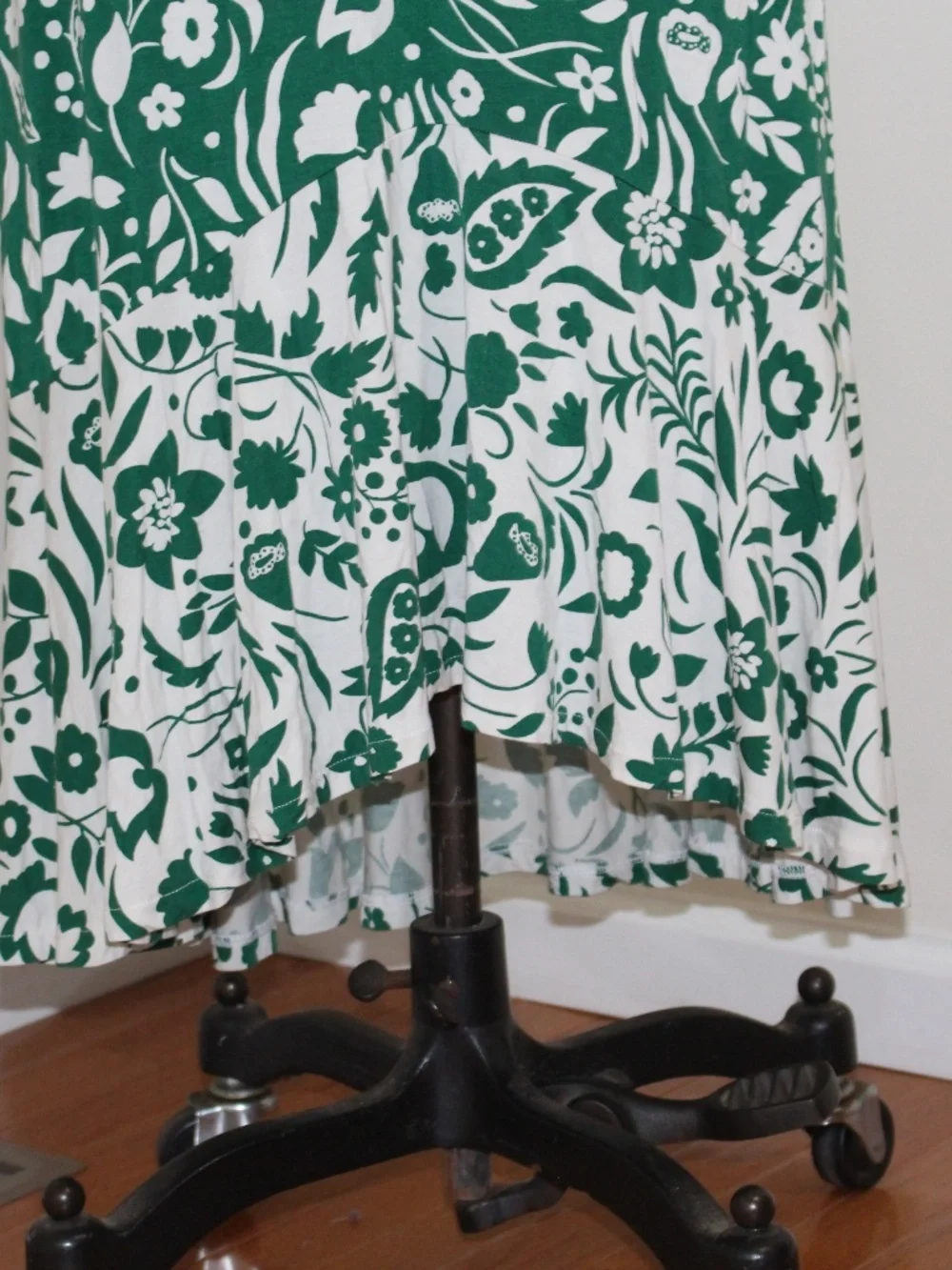 Boden, Eliza Midi Sleeveless Green & White Floral V-Neck  Dress - Picture 5 of 14